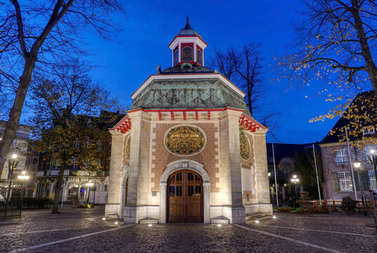 Beleuchtete historische Kapelle in Kevelaer