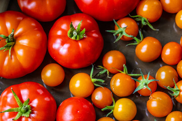 Ripe tomatoes in different sizes.