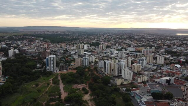 caldas novas - predios - movimento lateral para direita