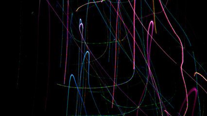 space licht malen lila rauch linien striche leuchten dunkel hintergrund videoeffekt ki superkraft Visueller Effekt bunte lichter bildschirm organizer augenschonend dunkel farbenspiel formen striche 