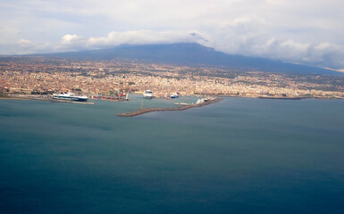 Veduta aerea del porto di Catania e dell'Etna