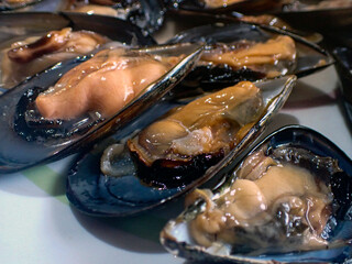 Primo piano di cozze esposte in un mercato di frutti di mare