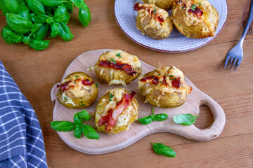 Ziemniaki pieczone z boczkiem i mozzarellą
