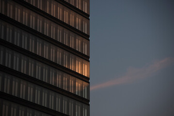 Detail eines Hochhauses in Köln Deutz im Abendlicht