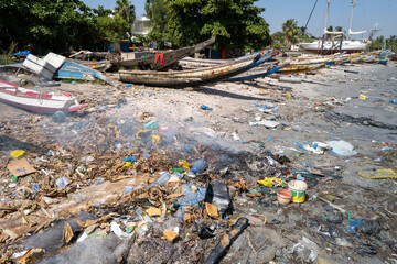 vieux bateaux échoués sur la plage du pêche traditionnel de Dakar au Sénégal en Afrique