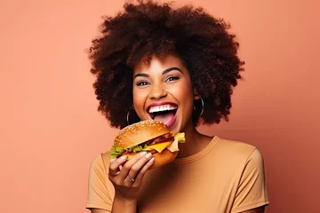 Rolgordijnen black woman eating a burger © KirKam
