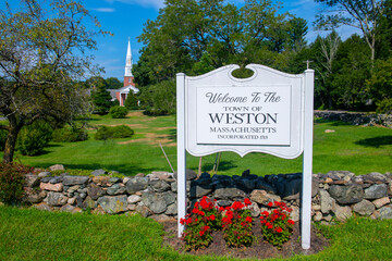 Welcome to Weston sign in front of St Peter's Episcopal Church at 320 Boston Post Road in historic town center of Weston, Massachusetts MA, USA.   - obrazy, fototapety, plakaty