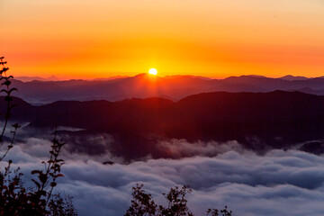 来日岳の雲海 夜明け　sea ​​of ​​clouds