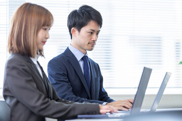 Obraz premium オフィスで働く男女 men and women working in the office