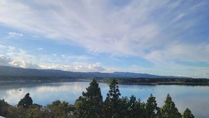 日本の田舎にある湖・空が水面に映っている湖／일본 시골의 호수・하늘이 수면에 비치는 호수／A lake in the Japanese countryside・A lake where the sky is reflected in the water