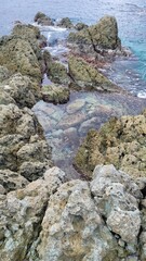 岩肌の透明でキレイな海水/Clear and beautiful seawater on the rock surface/바위 피부의 투명하고 깨끗한 해수/