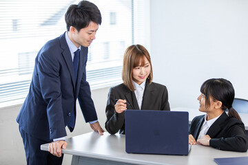 Fototapeta premium 打ち合わせをするビジネスマン Business