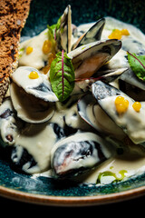 steamed mussels in white wine sauce