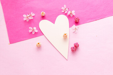 正月イメージ　桜の花と水引玉とピンクの和紙とハート形のデザイン