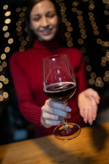 Celebration night, pour whiskey into a glass. Give to friends who come to celebrate