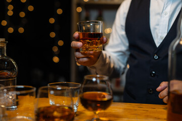Celebration night, pour whiskey into a glass. Give to friends who come to celebrate