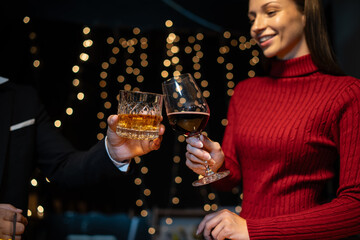 Celebration night, pour whiskey into a glass. Give to friends who come to celebrate