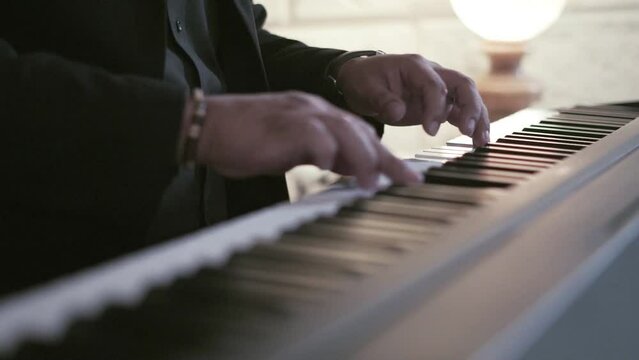 pianista tocando pieza clasica profesionalmente
