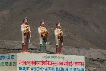 Crédence de cuisine en verre imprimé Dhaulagiri   Welcoming statues on Muktinath road, Statue of Three Nepali women, Annapurna Mountains, Nepal 