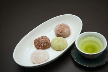 日本茶とおいしそうな大福でおやつタイム
