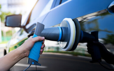 Obraz premium Woman hand polishing coating car