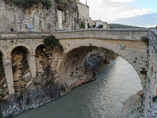 pont romain de la ville de Vaison-la-Romaine et rivière l'Ouvèze	
