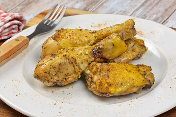 cuisse de poulet rôti , en gros plan, dans une assiette	