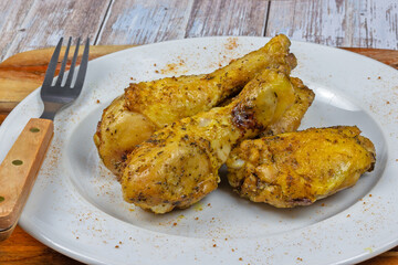 cuisse de poulet rôti , en gros plan, dans une assiette	