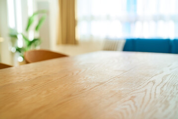木製テーブルのあるインテリア - obrazy, fototapety, plakaty