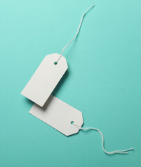 Naklejka premium Composition of floating white price tags on blue background. Creative layout