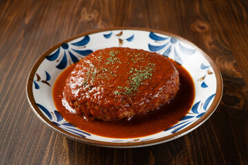 トマトソースの煮込みハンバーグ