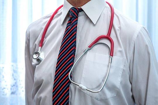 Lekarz rodzinny w prywatnej klinice elegancko ubrany w białą koszule i krawat