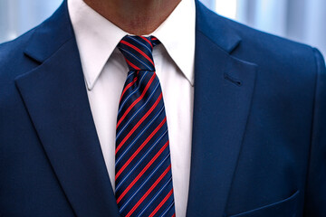 Mezczyzna ubrany w białą koszulę, krawat i niebieską marynarkę z bliska - obrazy, fototapety, plakaty