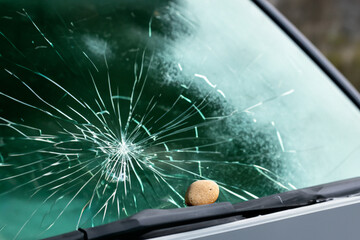 石がぶつかってひびが入った自動車のフロントガラス