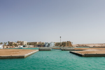 Fototapeta na wymiar turquoise water with bridges and houses in port ghalib