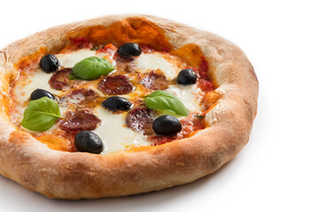 Deliziosa pizza italiana con mozzarella, sugo, salsiccia di maiale e olive nere, cibo europeo 