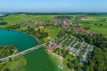 Das Zweiseendorf Tettenhausen am Waginger und am Tachinger See im Luftbild