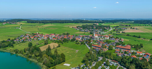 Blick auf das Zweiseendorf Tettenhausen im Rupertiwinkel im Landkreis Traunstein