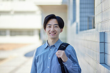 大学のキャンパスと日本人大学生の男性