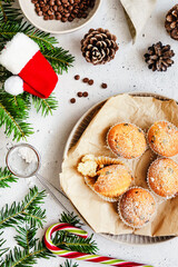 Muffins auf einem Teller. Weihnachten, Dessert.