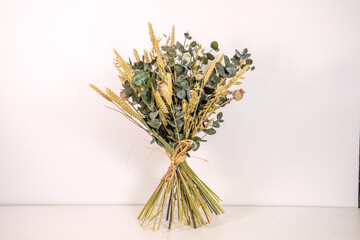 Ramo de flores preservadas o secas de eucalipto y trigo