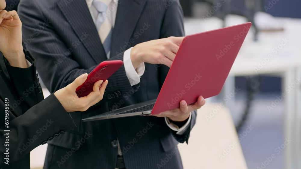 Aufkleber オフィスでpcとスマホを持って会話するビジネスパーソンのグループ