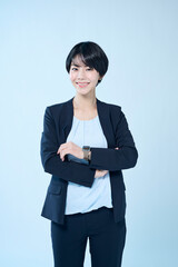 ショートヘアの女性会社員
