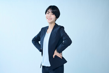 ショートヘアの女性会社員