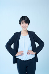 ショートヘアの女性会社員