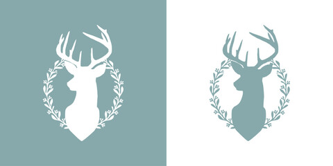 Logo con silueta de cabeza de reno o ciervo con corona navideña de hojas y bayas de acebo para tarjetas y felicitaciones	