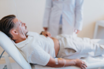 Obraz premium Experienced Doctor Providing Medical Care and Consultation to a Patient in a Hospital Room