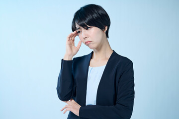 調子が悪そうなショートヘアの女性会社員