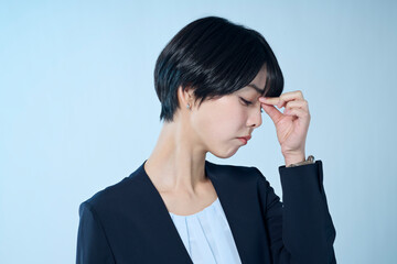 調子が悪そうなショートヘアの女性会社員
