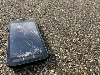 Smartphone avec un écran cassé